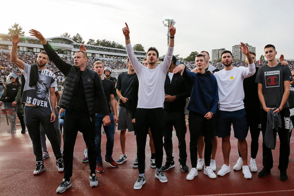 VELIČKOVIĆ DOŠAO SA KOŠARKAŠIMA NA DERBI: Kapiten Partizana poveo navijanje pred meč sa Zvezdom!