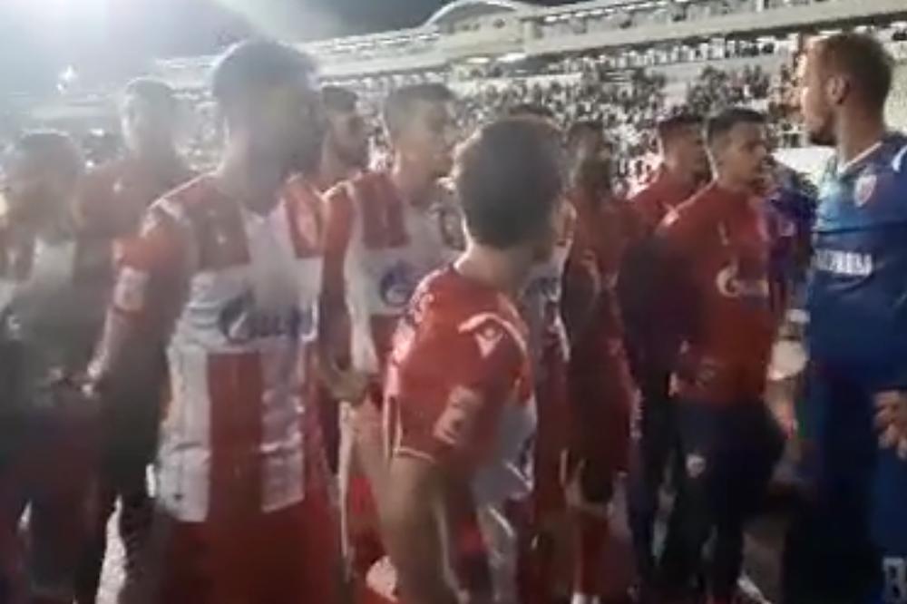 BORJAN POSTROJIO FUDBALERE ZVEZDE ISPRED SEVERA: Pogledajte šta im je rekao nakon poraza od Partizana!