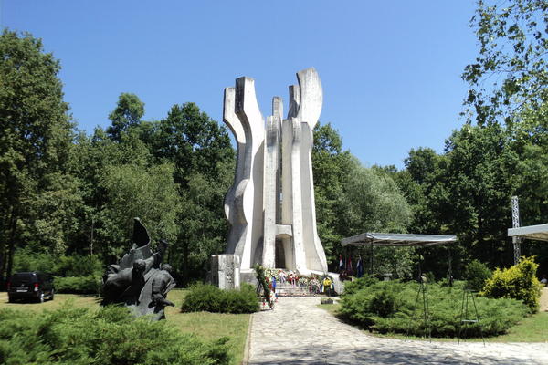 ALBANCI SKINULI KRST I ZASTAVU SRBIJE SA SPOMENIKA NA KOSOVU! Novi vandalizam UPLAŠIO je sve na Brezovici