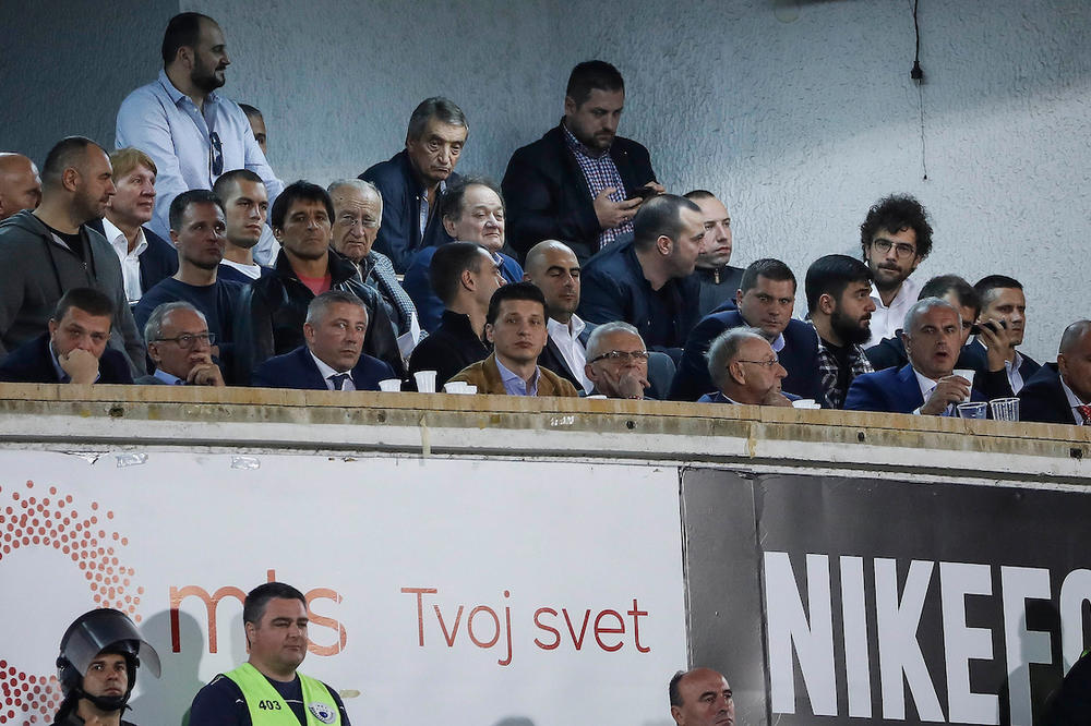 APSOLUTNA IKONA CRVENE ZVEZDE U LOŽI SA UPRAVOM PARTIZANA U NOVOM SADU: Kakav FOTO-UBOD!