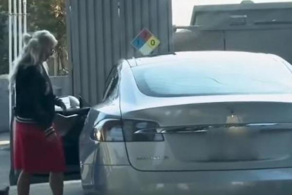 PLAVUŠA JE POKUŠALA DA SIPA BENZIN U ELEKTRIČNI AUTO! Ovo ne zna POLOVINA AMERIKANACA (VIDEO)