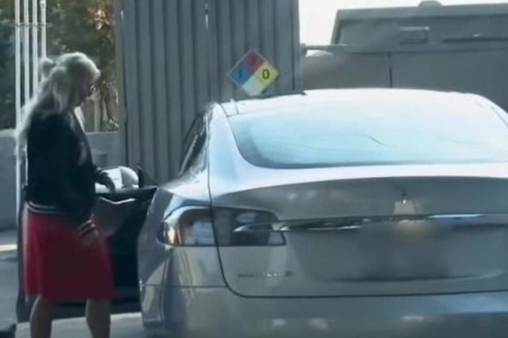 PLAVUŠA JE POKUŠALA DA SIPA BENZIN U ELEKTRIČNI AUTO! Ovo ne zna POLOVINA AMERIKANACA (VIDEO)