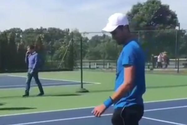 DOLAZAK KUĆI LEČI SVE: Đoković ponovo trenira sa reketom! Da li je ovo najava da se uskoro vraća na teren?!