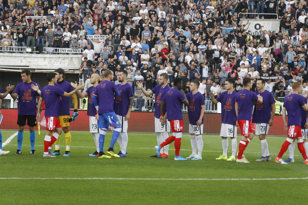 Fudbaleri Crvene zvezde i Partizana su izašli u majicama 'I ja sam donor'  