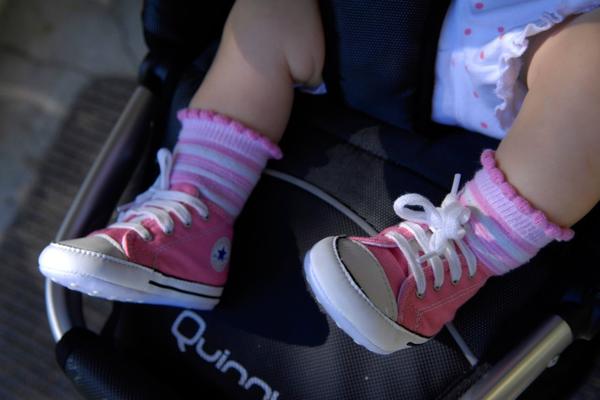 MAJKA POKAZALA GENIJALAN TRIK ZA KUPOVINU DEČIJE OBUĆE: Samo ovako NIKADA nećete pogrešiti veličinu