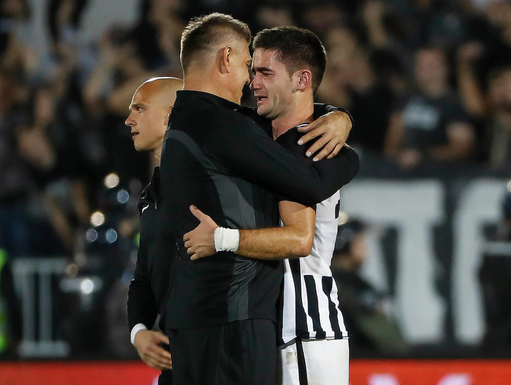 Savo Milošević i Saša Zdjelar slave pobedu u derbiju