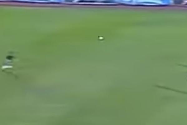 OVAKO LUDE ODBRANE SU VIDELI SAMO IGRAČI PES-A: Golman spasio dva sigurna gola pa se samo srušio na zemlju!