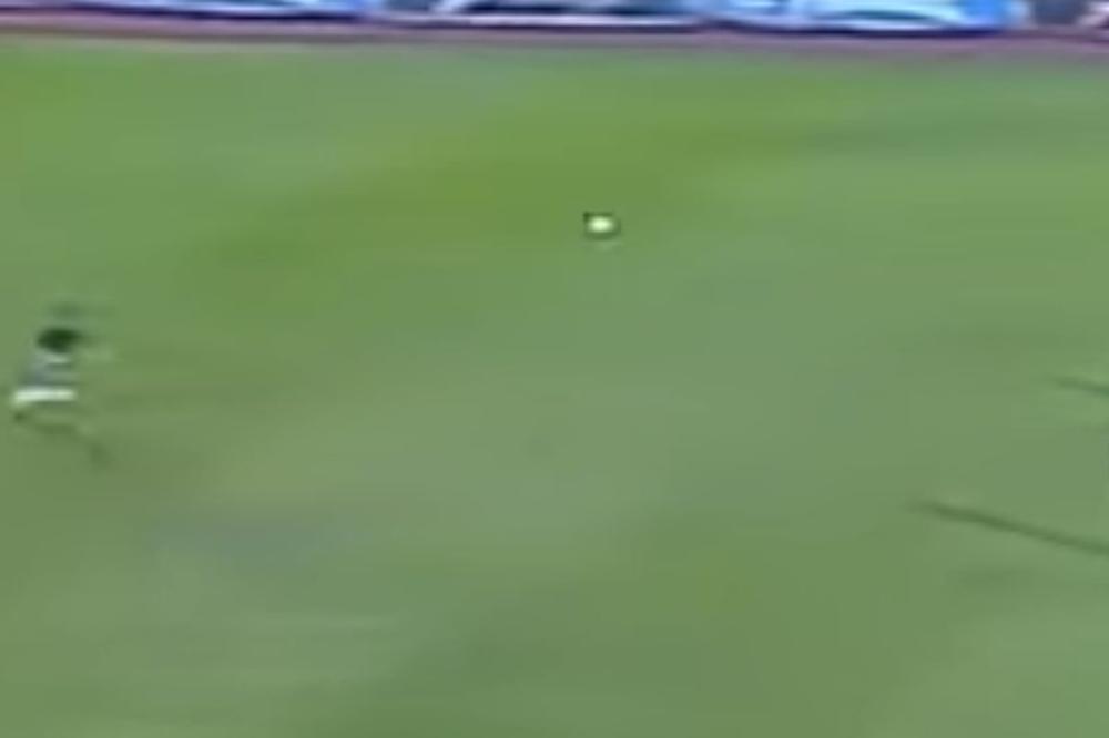 OVAKO LUDE ODBRANE SU VIDELI SAMO IGRAČI PES-A: Golman spasio dva sigurna gola pa se samo srušio na zemlju!