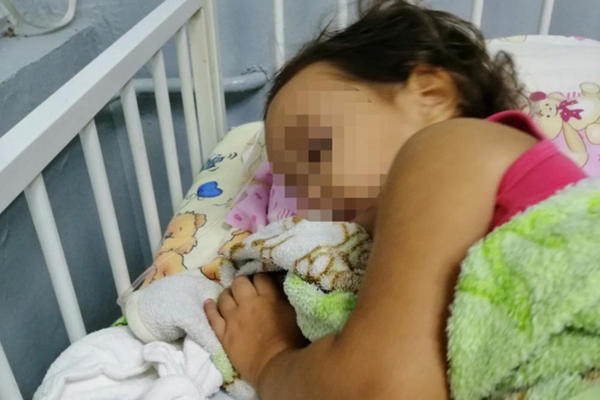 VASPITAČICE KOJE SU DEVOJČICI (2) DALE ASEPSOL ĆE ODGOVARATI: Umesto vodom, napojile su je HEMIKALIJOM