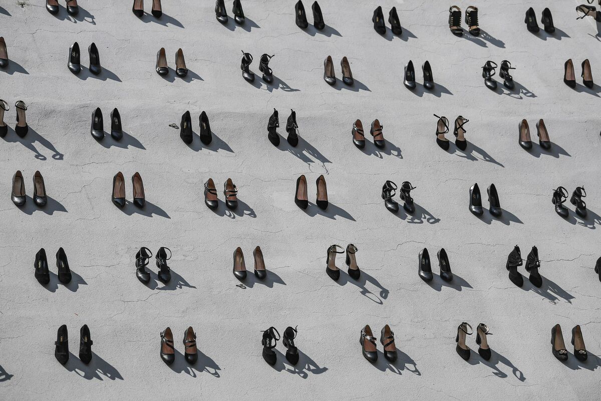памятник жертвам домашнего насилия в минске. инсталляция туфли на стене. памятник жертвам домашнего насилия в турции туфли. вахит туна инсталляция. площадь якуба коласа минск инсталляция.