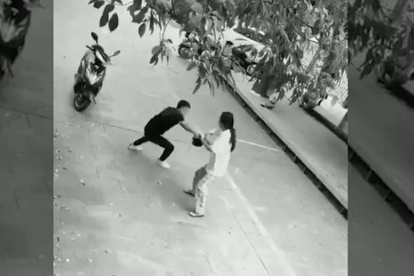 NA POGREŠNU SE ŽENU ZALETEO: Hteo je da je opljačka, ali onda je zažalio što je to uopšte i pomislio! (VIDEO)