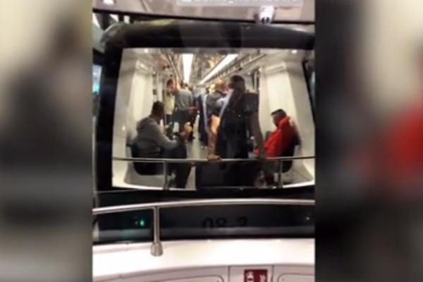 TANJA SAVIĆ SE VOZILA GRADSKIM PREVOZOM: Pevačica sve vreme VRIŠTALA OD SMEHA! Šta joj je TOLIKO zabavno?! (VIDEO)