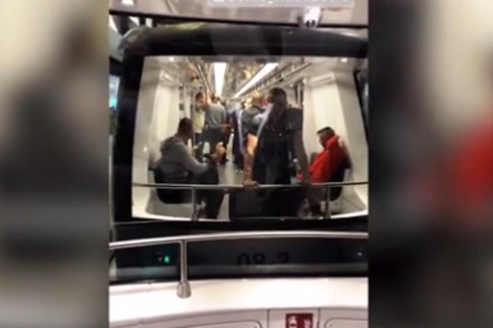 TANJA SAVIĆ SE VOZILA GRADSKIM PREVOZOM: Pevačica sve vreme VRIŠTALA OD SMEHA! Šta joj je TOLIKO zabavno?! (VIDEO)