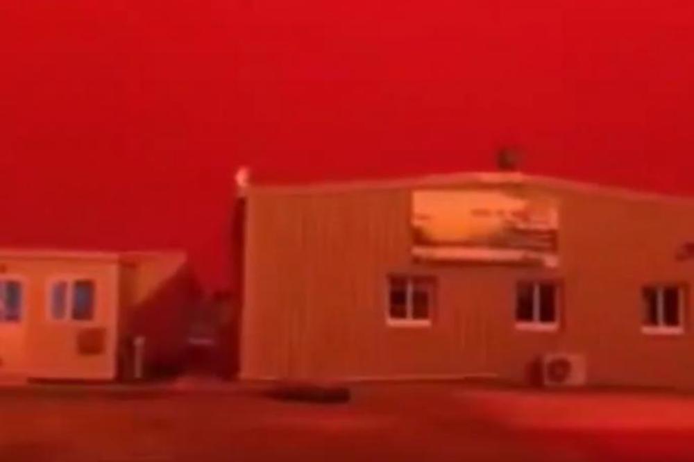 NEBO POSTALO KRVAVO, NAROD BEŽI S ULICA: Ljudi se žale na ČUDNE POVREDE, evo šta je UZROK (VIDEO)