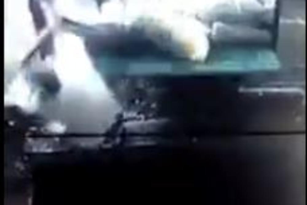 KUPIO JE ĐUBRE PA JE NASTAO HOROR: Jezivi prizor od kog će vam se zalediti KRV U ŽILAMA (VIDEO)