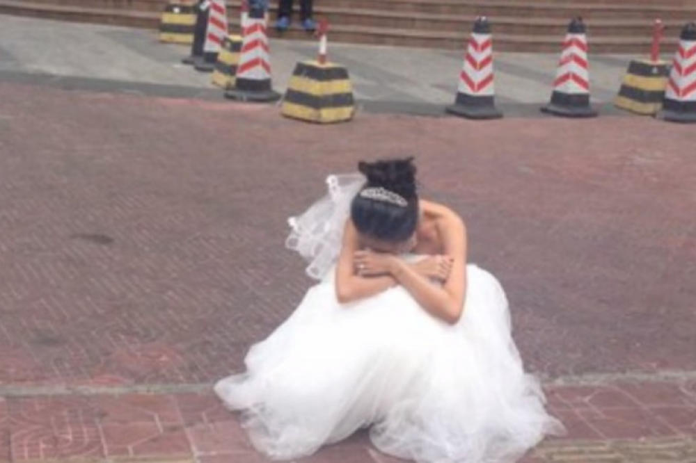 STAVILA MLADOŽENJU NA TEST: Na dan venčanja uradila je sledeće, a ONDA JE OSTALA DA PLAČE na ulici (VIDEO)