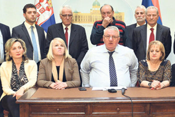 RADIKALI NA IVICI RASKOLA: Šešelj kupio vozila samo odabranima, NASTALA OPŠTA POBUNA