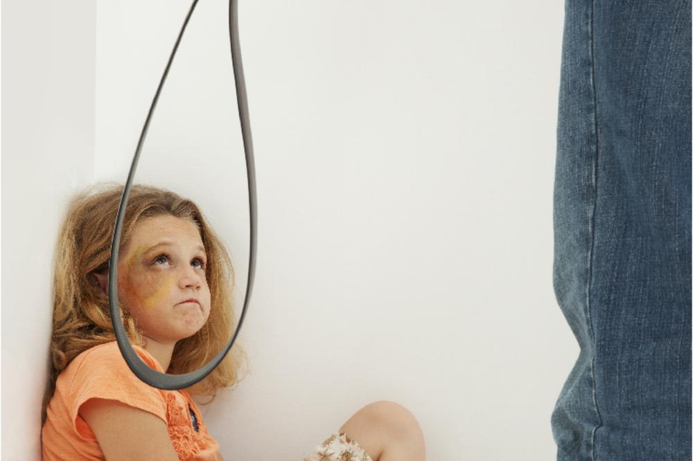 MAJKA JE BRUTALNO ZLOSTAVLJALA ĆERKU (6): Tukla je bičem, kaišem, komadima drveta, stavljala joj OGRLICU ZA PSE!