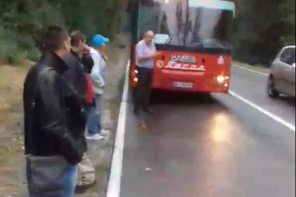PUN AUTOBUS IZ VRČINA 466 OSTAO BEZ GORIVA! NE OVO NIJE LAŽ! Putnici izašli negde u nedođiji i čekali sledeći