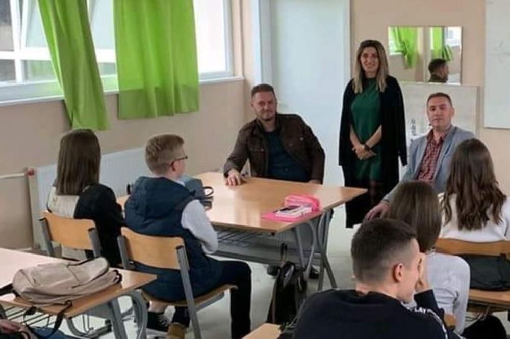 IZ NOVOG PAZARA NAM STIŽE PRELEPA SLIKA! Pravoslavni i islamski veroučitelj ZAJEDNO DRŽE ČAS! (FOTO)