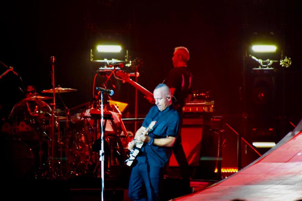 NA KONCERTU EROSA RAMAZZOTTIJA SVI GLEDAJU U NJU: Ova devojka uspela je da prevaziđe SVE NJEGOVE fanove! (FOTO)