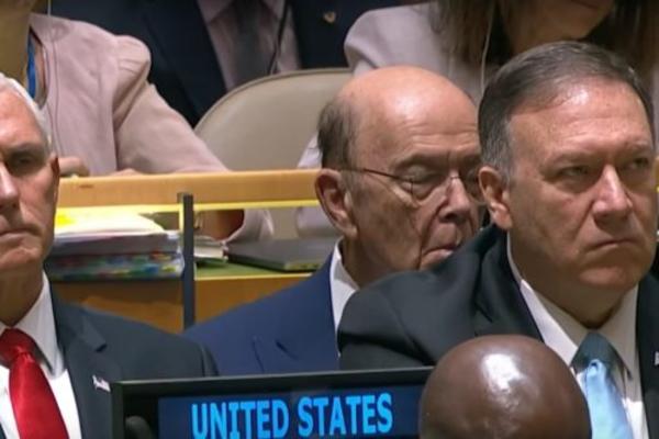 TRAMPOV MINISTAR SPAVA DOK GOVORI PREDSEDNIK SAD: Ova slika postala je predmet ISMEVANJA Amerike (VIDEO)