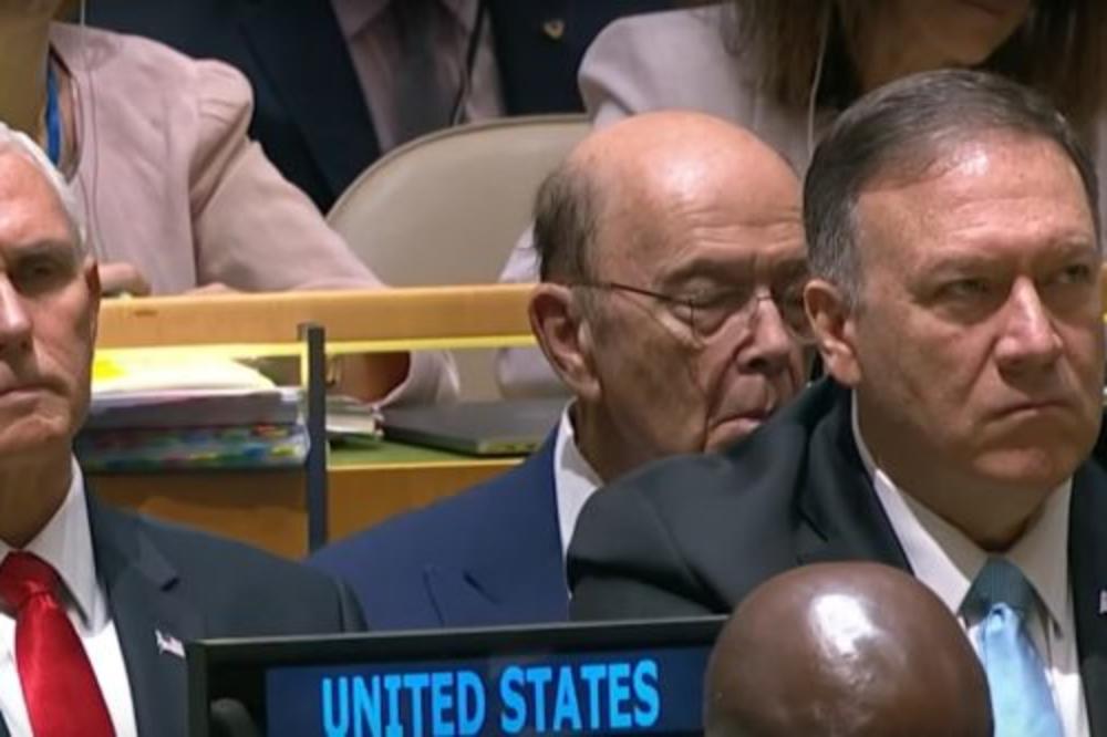 TRAMPOV MINISTAR SPAVA DOK GOVORI PREDSEDNIK SAD: Ova slika postala je predmet ISMEVANJA Amerike (VIDEO)