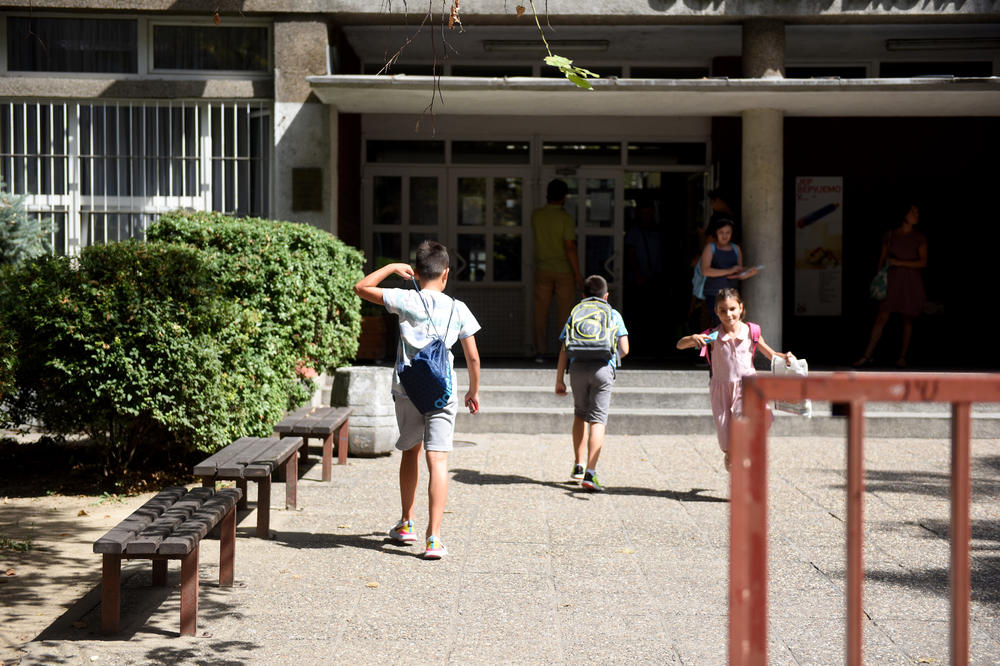 OSNOVCI IZ LESKOVCA SE TUKLI LESTVAMA! U školi tvrde da znaju razlog, ali da su im ruke VEZANE!