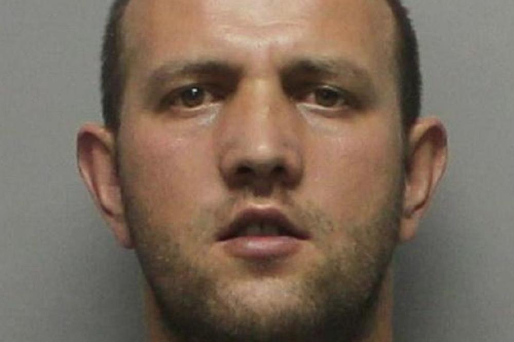 OVAJ MLADIĆ JE PRESRETAO DEVOJČICE NA ULICI I SKIDAO SE! Ako ste ga videli, morate pozvati OVAJ BROJ (FOTO)