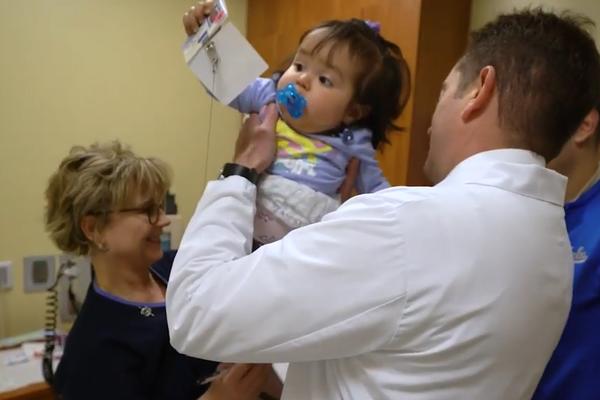 LEKARI USHIĆENI, ODOBREN JE REVOLUCIONARNI LEK PROTIV RAKA! Već je izlečena dvogodišnja devojčica (VIDEO)