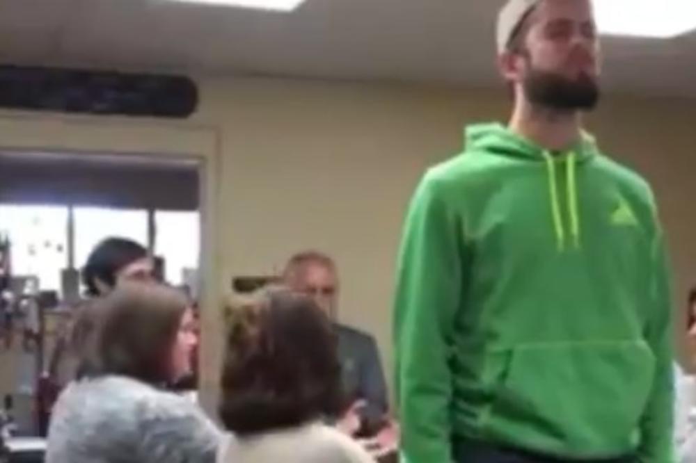 VEROVAO IM JE DA ĆE GA UHVATITI KAD SE BACI UNAZAD: Onda se DESILO nešto što baš NIKO nije OČEKIVAO (VIDEO)