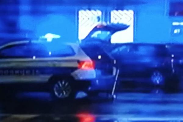 NESREĆA U ZEMUNU: Automobil izleteo s puta, pa se zakucao u bankomat USRED GLAVNE ULICE! (VIDEO)