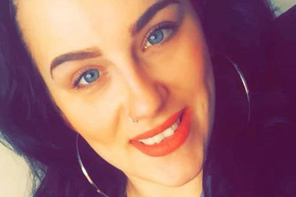 TRUDNICA JE PRIMETILA DA JE MUŠKARAC U VOZU ČUDNO POSMATRA: Kada je izašla, dogodio se HOROR! Izgubila je bebu...