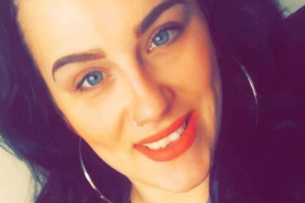 TRUDNICA JE PRIMETILA DA JE MUŠKARAC U VOZU ČUDNO POSMATRA: Kada je izašla, dogodio se HOROR! Izgubila je bebu...