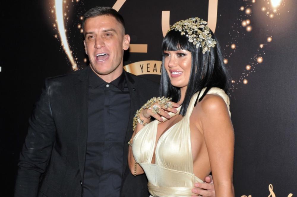 OBJAVLJEN SNIMAK IZ 2019. GODINE NA KOM SE VIDI DA ANA KORAĆ DRŽI UPEREN PIŠTOLJ U DAVIDA DRAGOJEVIĆA: Video