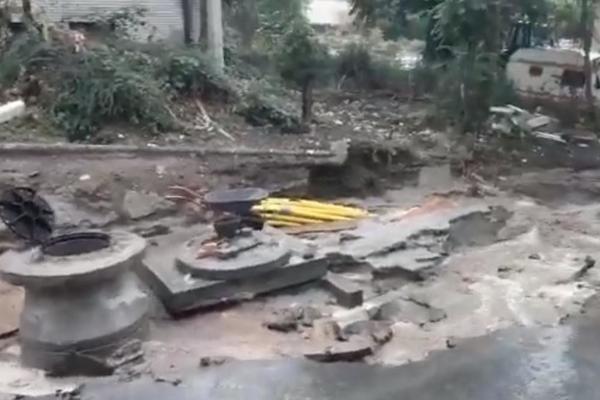 KIŠA JE NA BANOVOM BRDU NAPRAVILA HAOS! Pogledajte reku koja se sliva NIZ ULICU (VIDEO)