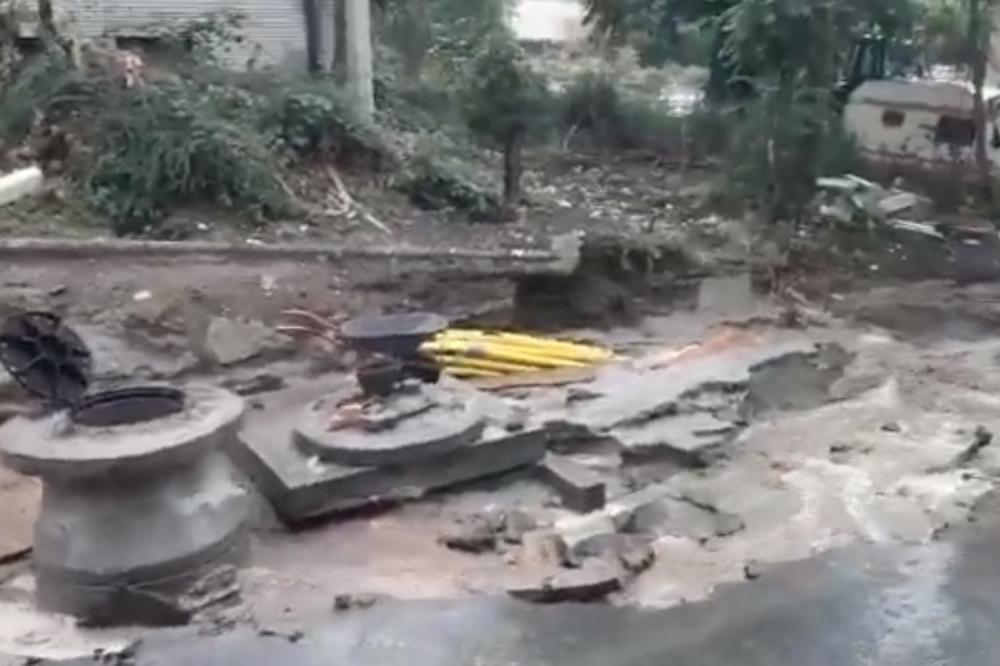 KIŠA JE NA BANOVOM BRDU NAPRAVILA HAOS! Pogledajte reku koja se sliva NIZ ULICU (VIDEO)
