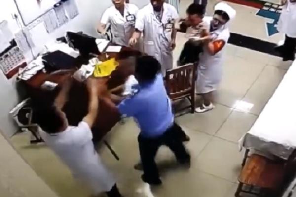 BRUTALAN NAPAD OCA NA LEKARA! Prvo ga je PESNIČIO, a onda je PRETERAO SVE MERE! (VIDEO)