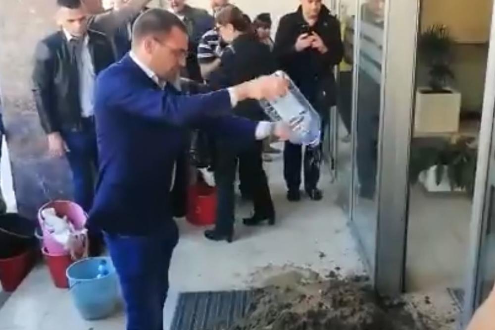 BASTAĆ ISTOVARIO BLATO ISPRED SKUPŠTINE GRADA! Komentari su brutalni (VIDEO)