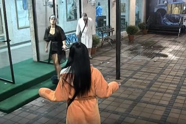 KAKVO DIVLJAŠTVO U PAROVIMA! Nasrnula na TRUDNICU! Zamalo da je ISTUČE! Držali je da ne dođe do INCIDENTA! (VIDEO)