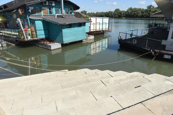 TAČNO NA OVOM MESTU JE PRONAĐENO TELO MLADIĆA KOGA SU IZUBIJALI U ZEMUNU! Bio je ispod SPLAVA, unakažen (FOTO)