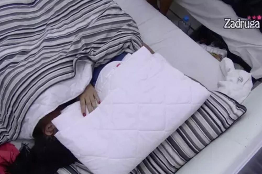 KO BI PREKO OVAKVOG PONIŽENJA PREŠAO?! Zadrugarka MOLILA Tomovića da spava s njom, on je ODUVAO!