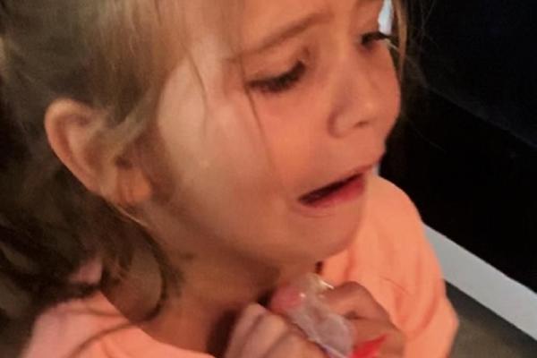 MAJKA JOJ JE KUPILA PERNICU, A ONA JU JE POCEPALA: Kaznila ju je i SVE TO OBJAVILA NA FEJSBUKU! (FOTO)