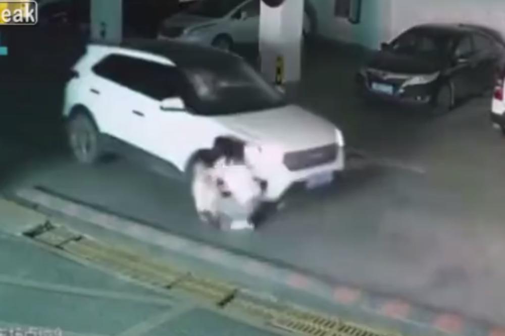 GLEDAJTE NA SOPSTVENU ODGOVORNOST: Auto gazi majku i bebu NASRED PARKINGA! (VIDEO)