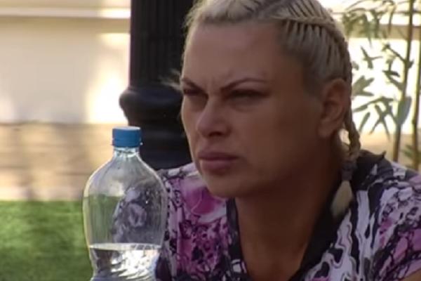 MARIJA KULIĆ POBEGLA OBEZBEĐENJU ZADRUGE: Uočena u Nišu, prepoznala je komšinica! Čak je i u istoj trenerci! (FOTO)