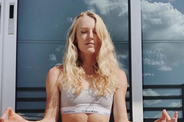 PLASIRALA SE U FINALE SP, PA POKAZALA ČIME RASPOLAŽE: Skinula se u sobi i snimila eksplicitan kućni video!