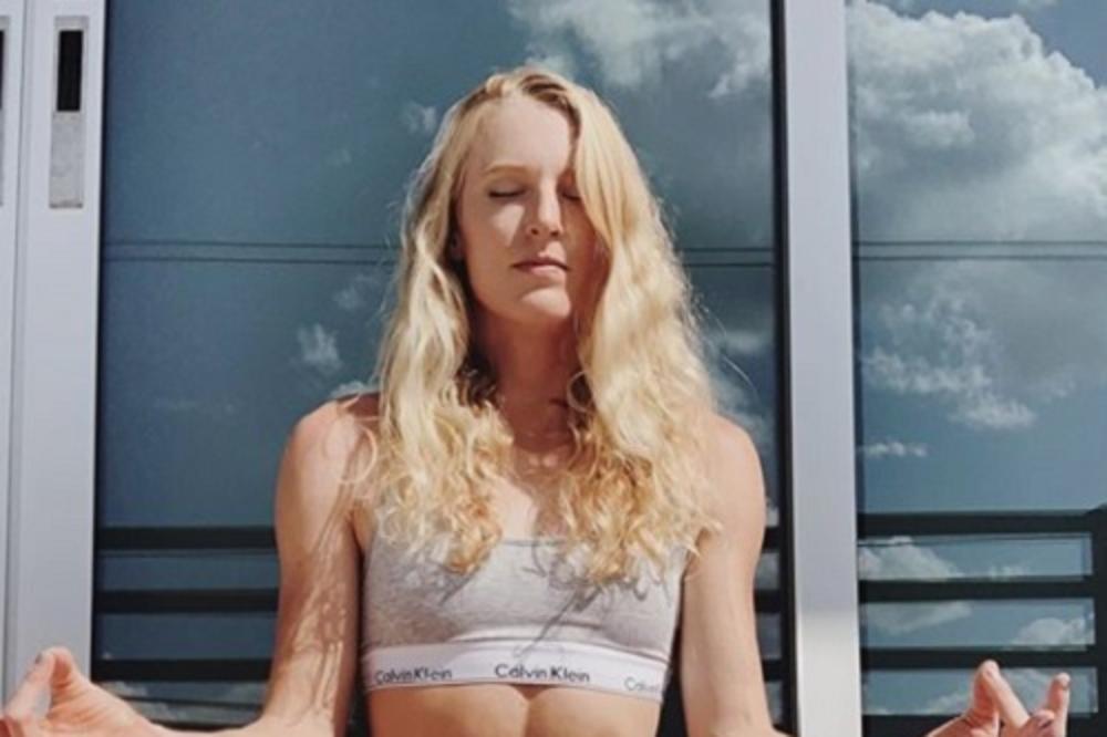 PLASIRALA SE U FINALE SP, PA POKAZALA ČIME RASPOLAŽE: Skinula se u sobi i snimila eksplicitan kućni video!