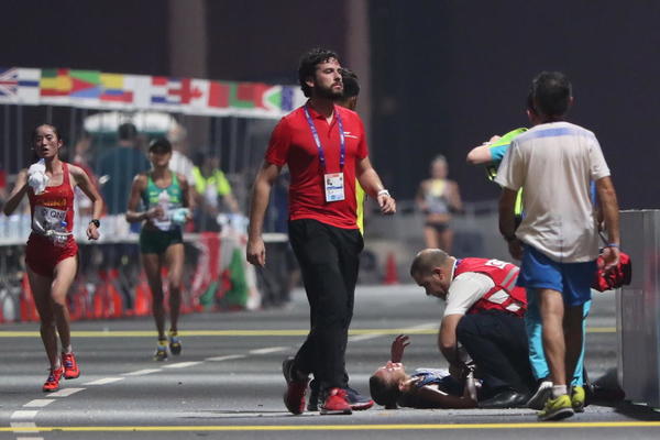 STRAHOTA NA SVETSKOM PRVENSTVU: Atletičarke padale, iznosili ih u kolicima, pomoći nije bilo!