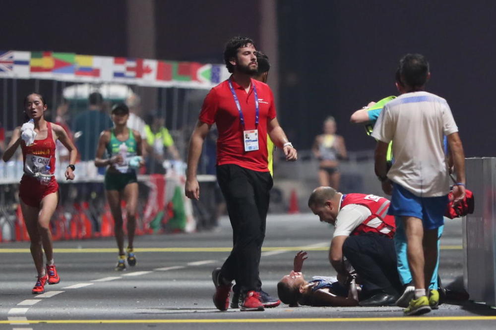 STRAHOTA NA SVETSKOM PRVENSTVU: Atletičarke padale, iznosili ih u kolicima, pomoći nije bilo!