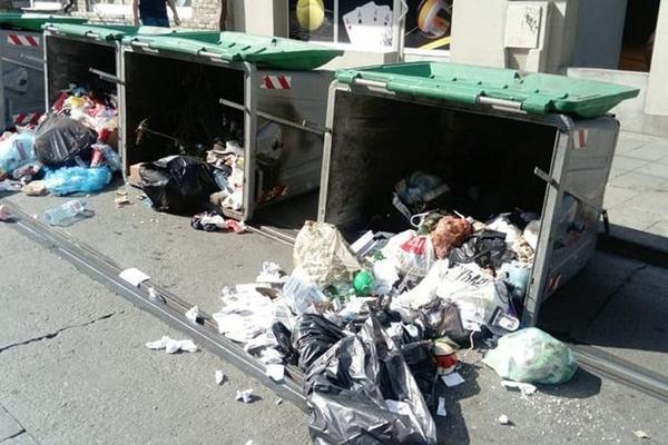 ZASTOJ U RUZVELTOVOJ ZBOG 3 KONTEJNERA PUNA ĐUBRETA KOJA SU PREVRNUTA NA TRAMVAJSKIM ŠINAMA! Tužna scena u Beogradu